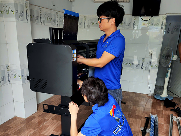 Cao Khoa lắp máy in decal quảng cáo CK JET khổ 1m7 cho Anh Khách tại Thủ Đức 98