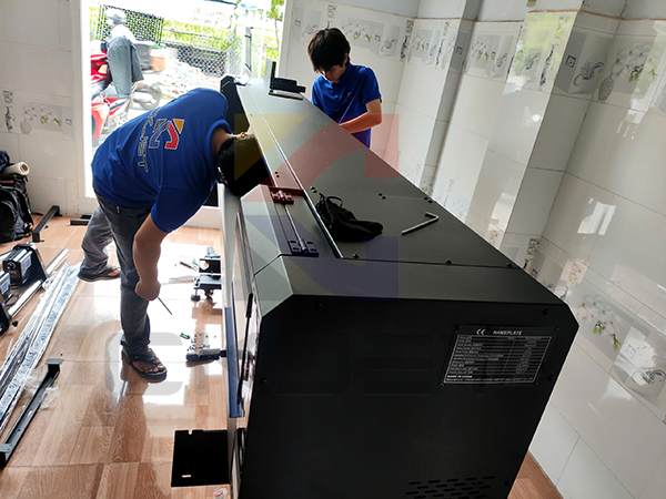 Cao Khoa lắp máy in decal quảng cáo CK JET khổ 1m7 cho Anh Khách tại Thủ Đức 5