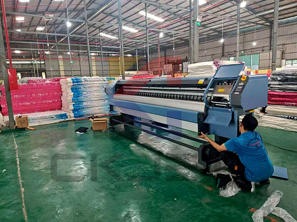 Cao Khoa lắp máy in quảng cáo khổ 3m2 đầu Konica512i-4H tại KCN Đức Hòa