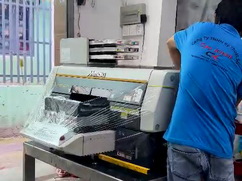 Cao Khoa lắp xong máy in UV MIMAKI ĐA CHỨC NĂNG Anh Khách tại Long An