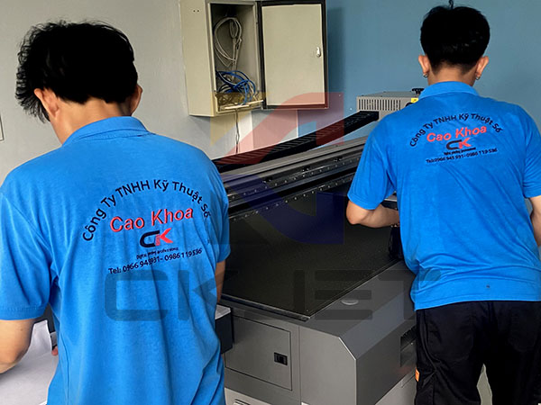 Máy in UV phẳng có thể in được trên bề mặt vật liệu khác nhau không?